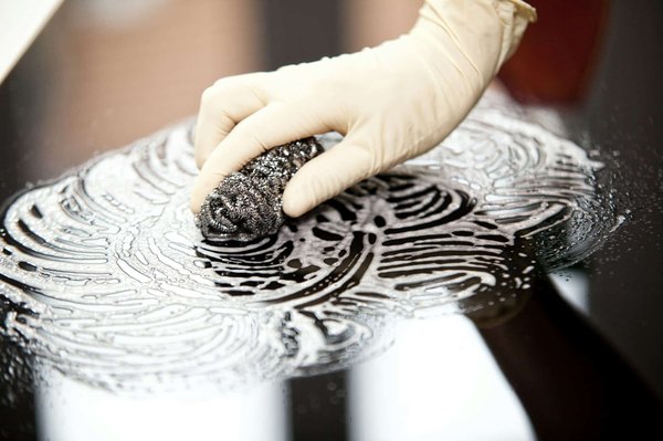 Come posso insegnare al mio gatto di razza Maine Coon a utilizzare un pettine per la pulizia del pelo?